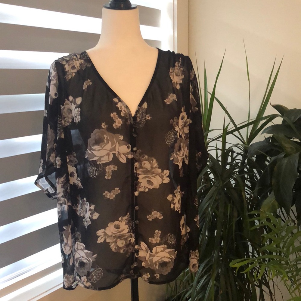 Torrid Ladies Sheer Short Sleeve Blouse Size 1 V-Neck & Material Covered Buttons